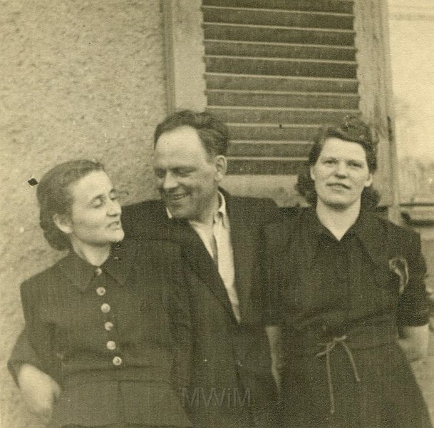 KKE 4827.jpg - Fot. Portret. Od lewej: pierwsza Walentyną – przyjaciółka rodziny, Edmund Jarzynowski z żoną Jadwigą Jarzynowską (z domu Siemaszko) – rodzice Marii Jolanty Mierzejewskiej (z domu Jarzynowska), 1956 r.